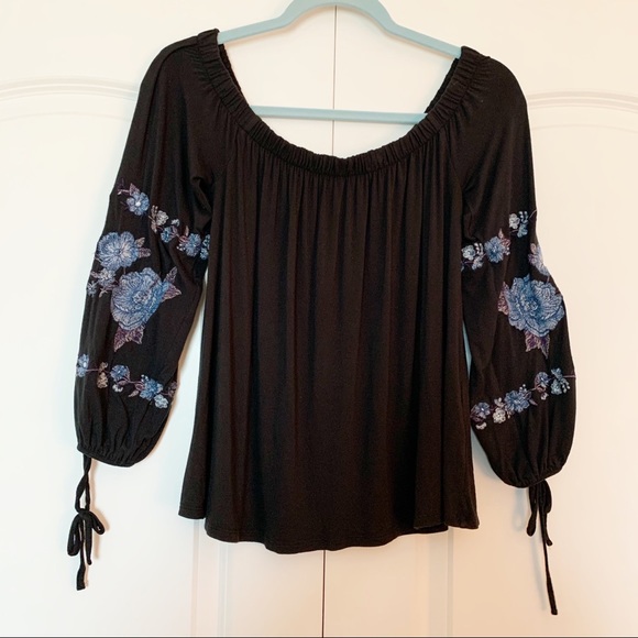 American Eagle Outfitters Tops - American Eagle off the shoulder Embroidered Top